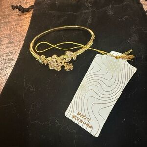 Eye Candy 
 Gold Floral Bracelet
Stunning 
Gold stone